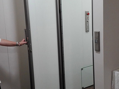 Installation of an outdoor hydraulic liftασανσερ