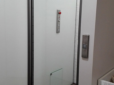 Installation of an outdoor hydraulic liftασανσερ