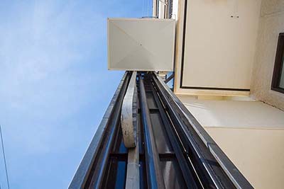 Installation of an outdoor hydraulic liftασανσερ