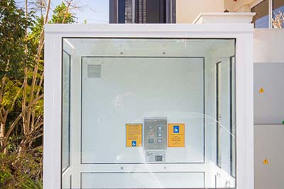 Installation of an outdoor hydraulic liftασανσερ