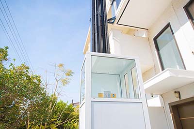Installation of an outdoor hydraulic liftασανσερ