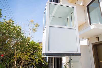Installation of an outdoor hydraulic liftασανσερ