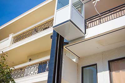 Installation of an outdoor hydraulic liftασανσερ