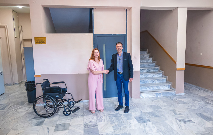 Donation of a wheelchair for the disabled στην Άμφισσα